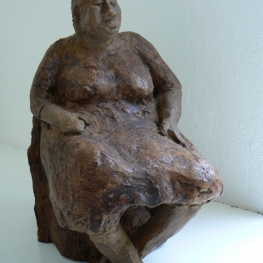 Zittende Surinaamse vrouw