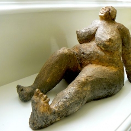 Lekker in de zon : zittend naakt, raku gestookt