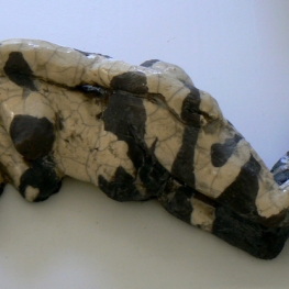 Liggend naakt, raku gestookt