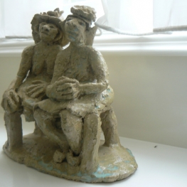 Twee oudere dames op een bankje