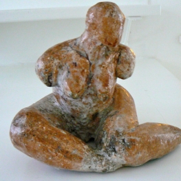 Zittend model, raku gestookt