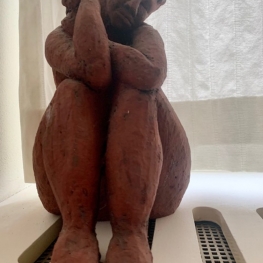 ineengedoken zittend naakt