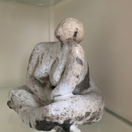 Zittend model met hoofd zijwaarts