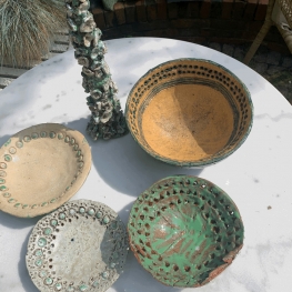 handgevormde schalen van roodbakkende klei