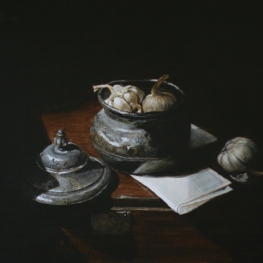 Stilleven met knoflook in tinnen pot