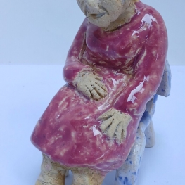 oude vrouw op stoel