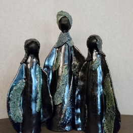 Moeder met dochters, Beschermend