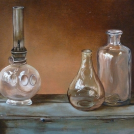 Stilleven met flessen en lamp