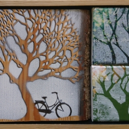 Bomencompositie met fiets