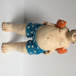 Man in gestippelde zwembroek