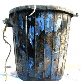 JUT Bucket black and blue