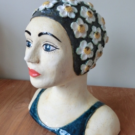 Badmuts met witte bloemetjes