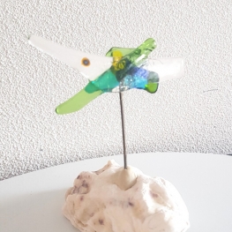 Visje van glas, sculptuurtje op oesterschelp
