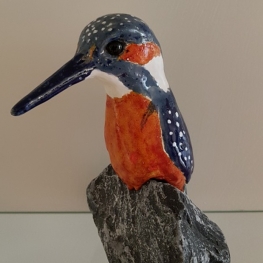 IJsvogeltje op stenen sokkelje