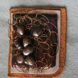 Speld: email ondulé avec perles, kop 1542