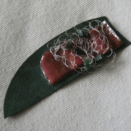 Speld: email ondulé avec agates vertes, kop 1534