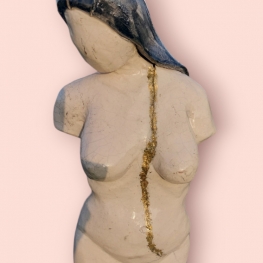 Raku dame met lang haar