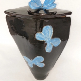 Vaas of urn met vlinders