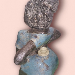 Dame met koffiekopje en zand