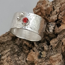 zilveren ring met rode zirkonia