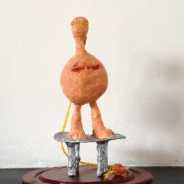 gewonde vrouw,  5000 amputaties per jaar.