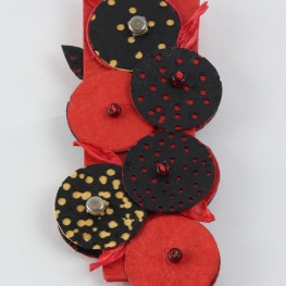 Broche rood zwart geel