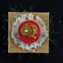 Broche met goud en rood