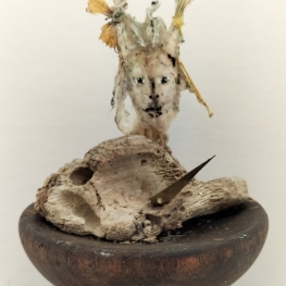 mixed media in glazen stolp 