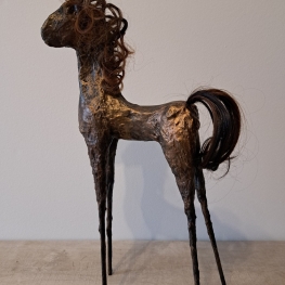 Paard in goud bruine uitvoering