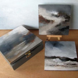 Kistje met twee schilderijtjes