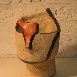 Hoofd met klein rood masker