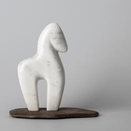 Aiyanar paardje, carrara marmer. Op platte steen.  Okt. 2025