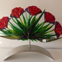 langwerpige rode bloemen op houder staal