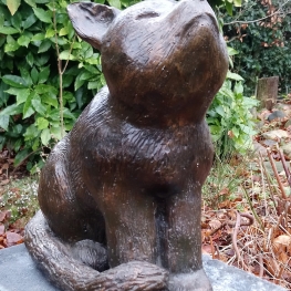 Bronzen zittende kat