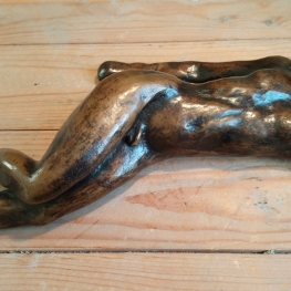 Bronzen liggend mannelijk naakt