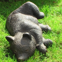 Bronzen liggende Beer