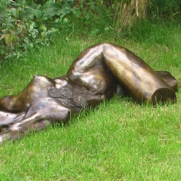 Bronzen liggende torso vrouw