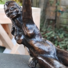 Bronzen zittend vrouwelijk naakt