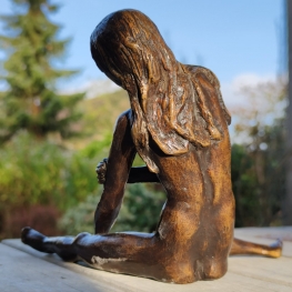 Bronzen zittend vrouwelijk naakt