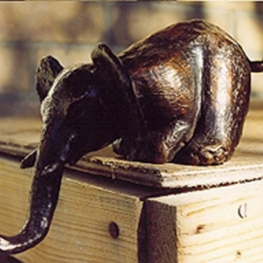 Bronzen geknield olifantje