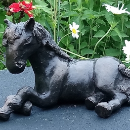 Bronzen liggend paard