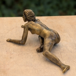 Bronzen liggend vrouwelijk naakt