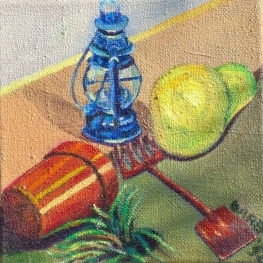 Stilleven harkje, petje, olielampje, bloempot