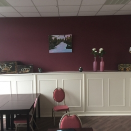 Klein waterweggetje dat roze kleurt