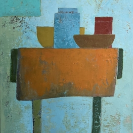 Tafeltje  met oranjekleed en blauwe pot.