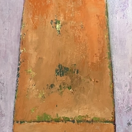 Oranje tafel met vaas.