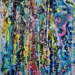 Vrouw achter het gordijn