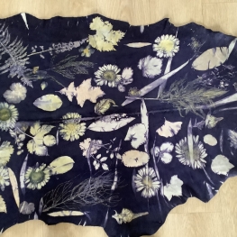 Ecoprint op geitenleer.