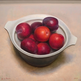 Stilleven met pruimen in zwarte kom 