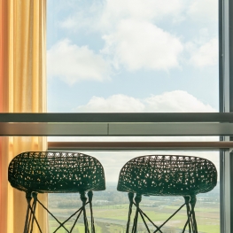 Een stoel bij het raam - 1